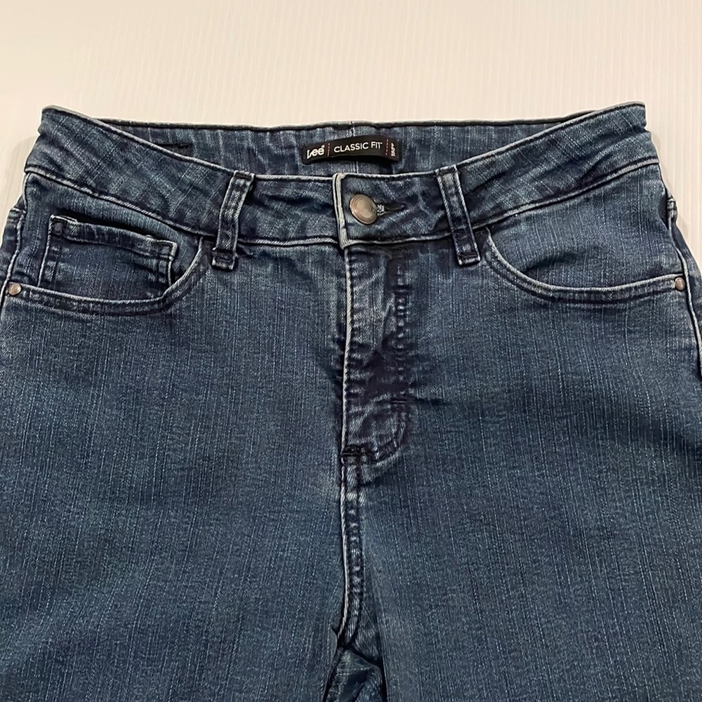Lee women’s classic fit denim blue jeans. Women’s size 8